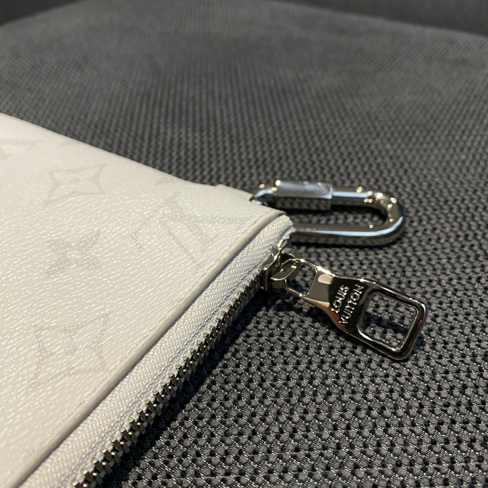 Louis Vuitton Monogram Zipped Pouch Clutch Bag Like New with Box — 100% Auth - Picture 4 of 6